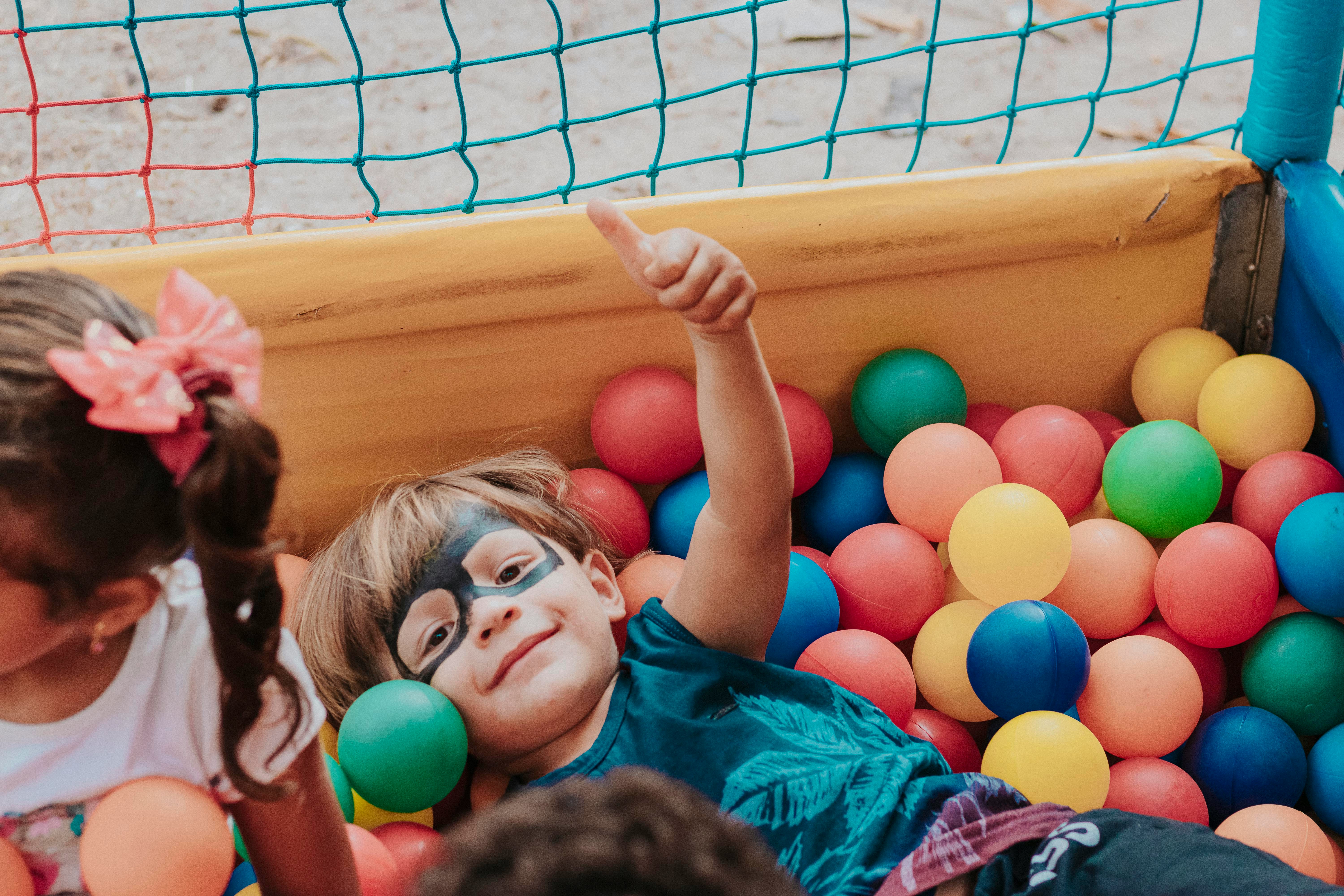 Niños jugando en actividad comunitaria