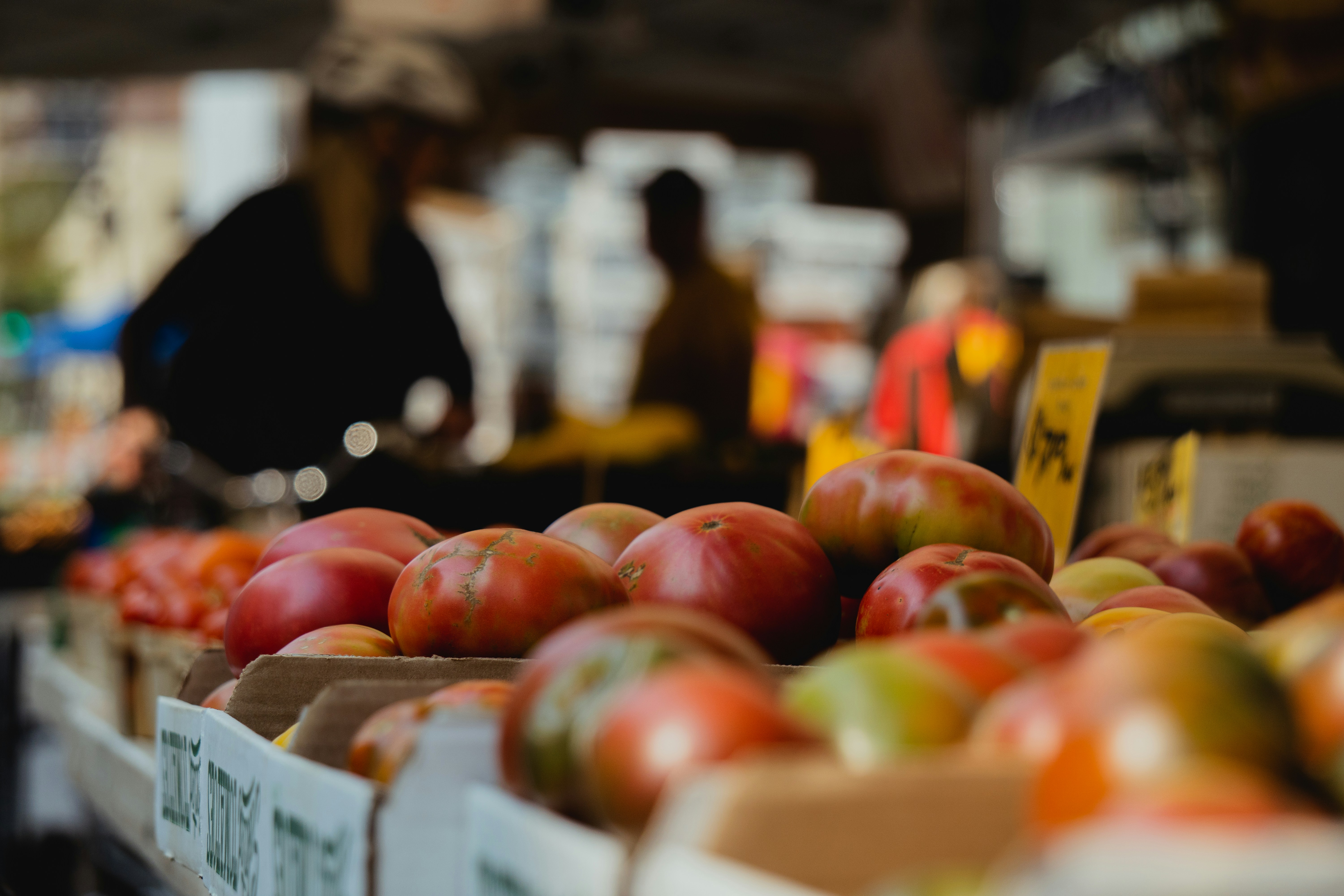 Mercado solidario con tomates frescos